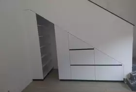 Schreinerei Ilin - Einbauschrank unter der Treppe aus KBS Span in Icy White, Sockel in schwarz HG (1)