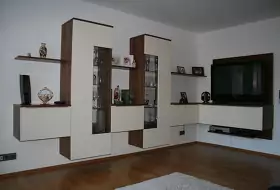 Schreinerei Ilin - Wohnzimmerschrank in Nußbaum und weiß