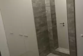 Schreinerei Ilin - Kleiderschrank in Grau und weiß hochglanz