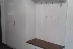 Schreinerei Ilin - Garderobe in Nußbaum und weiß hochglanz